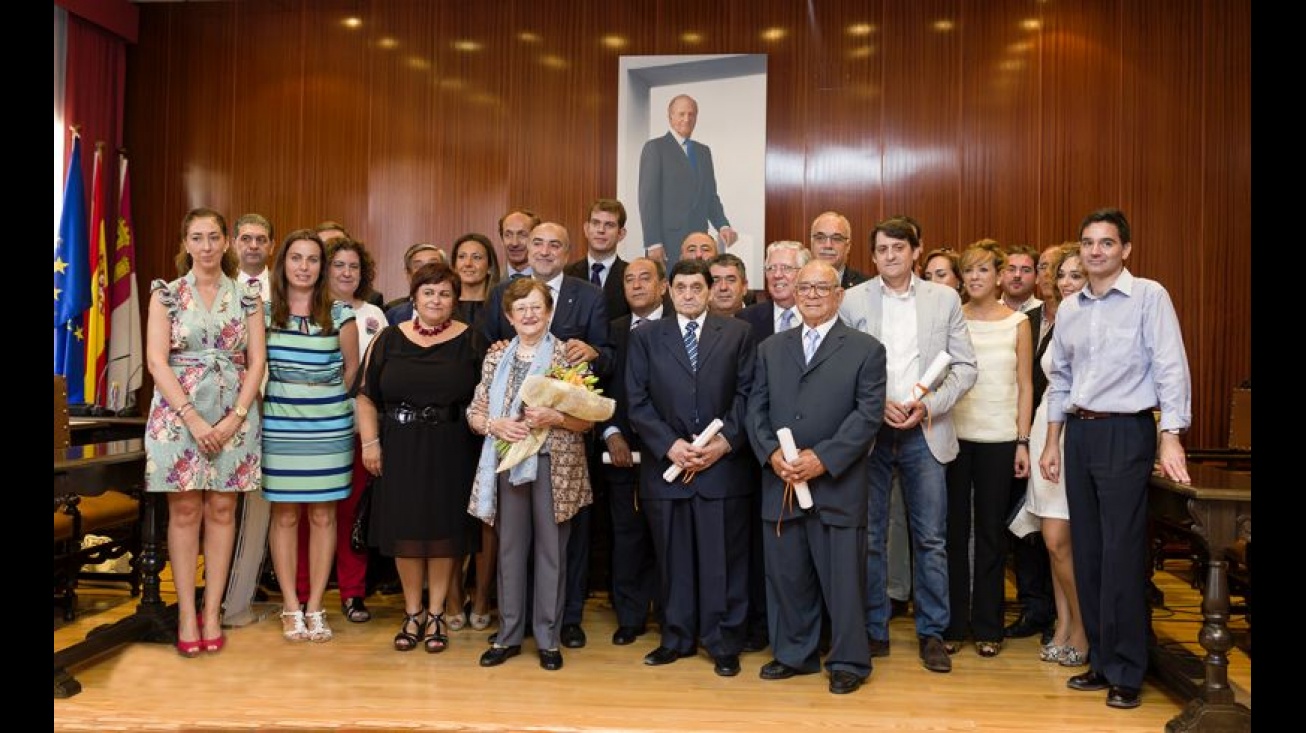 Foto conjunta de homenajeados y autoridades. Foto: León