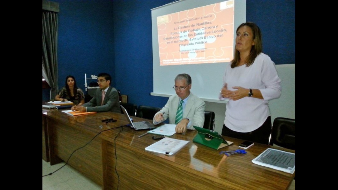 Lola Serna, concejal de Personal, en la inauguración del seminario