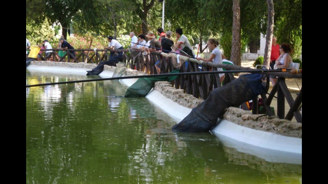 Participantes en el concurso de pesca en el parque