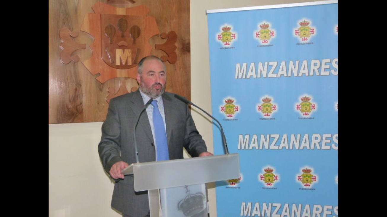 Alfonso Mazarro, concejal de Hacienda, en rueda de prensa