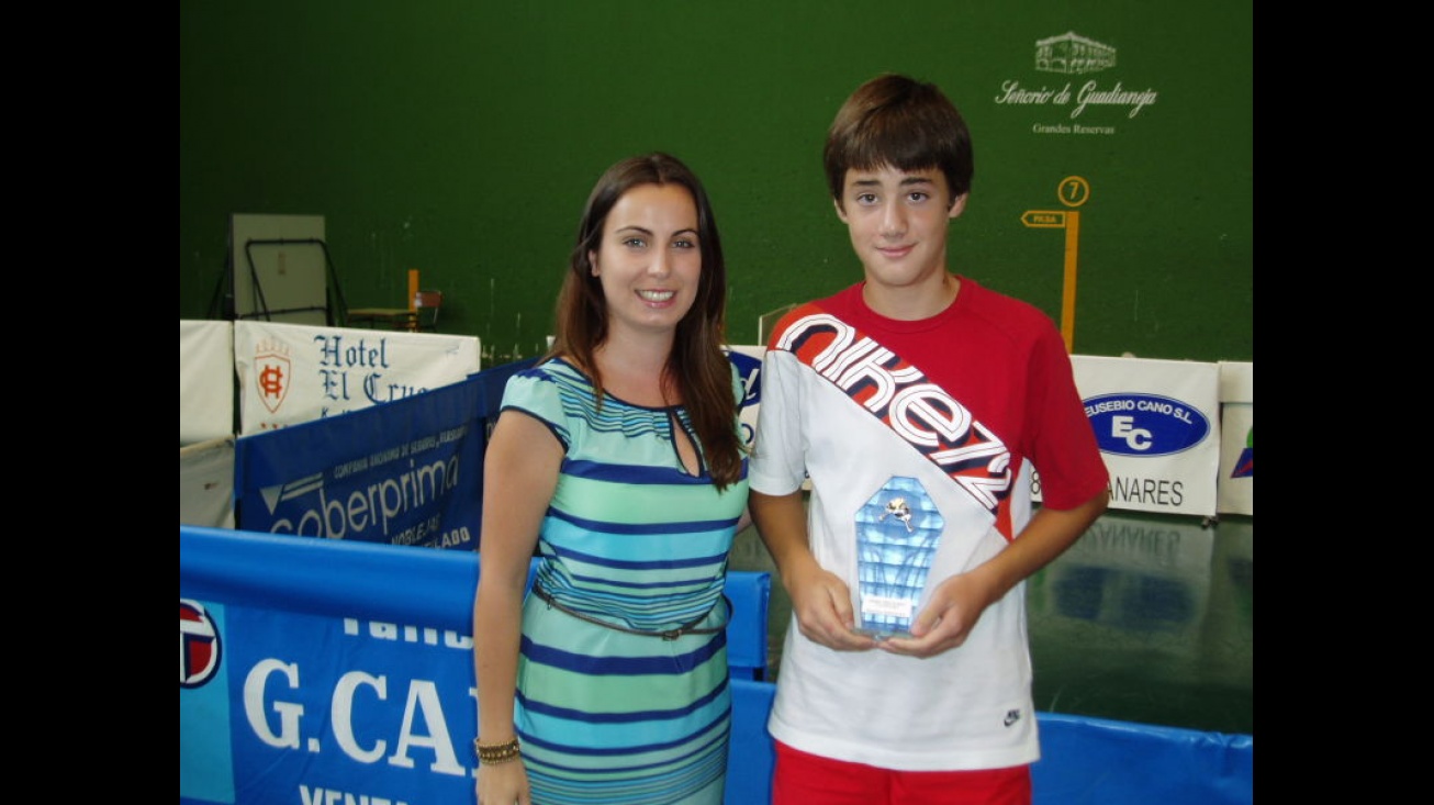 Manuel Serrano posa con su trofeo de campeón junto a la concejal de Deportes