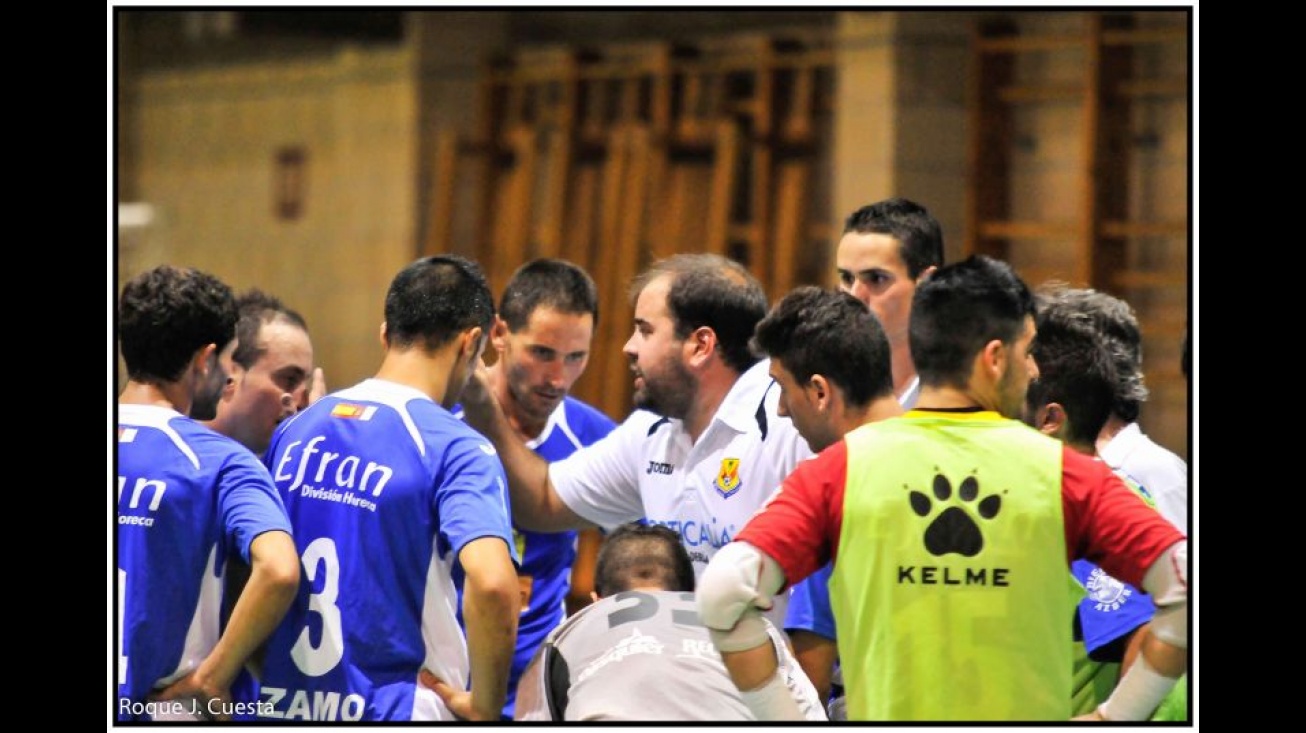 Quique Soto dando instrucciones a los suyos. Foto: Roque J. Cuesta