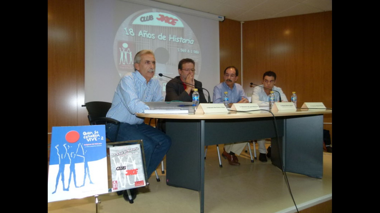 Presentación del libro póstumo de Paco Romero en la biblioteca municipal