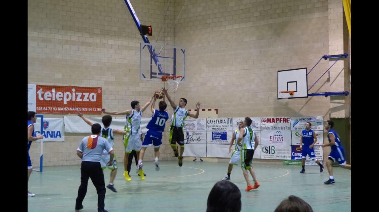 Lance del partido entre el CB Opticalia y el Albacete Basket