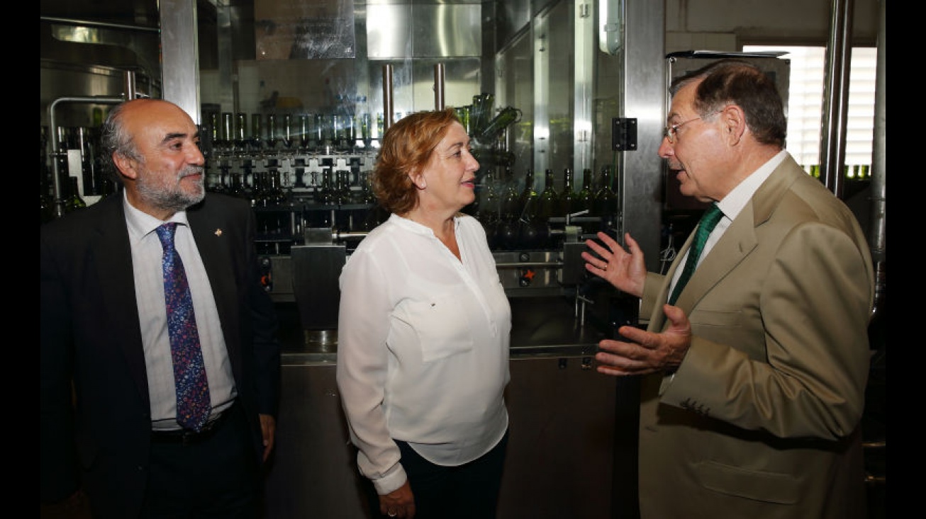 María Luisa Soriano y el alcalde, durante su visita a "Vinícola de Castilla"