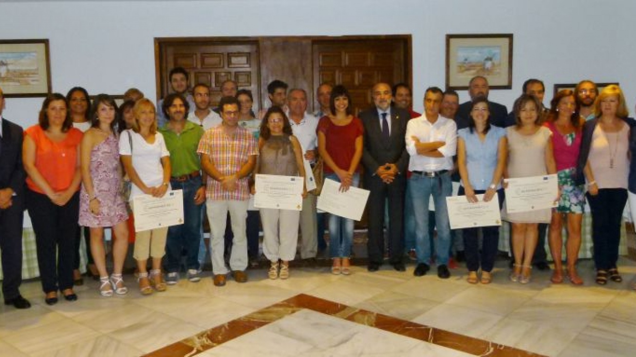 Foto conjunta de los participantes con organizadores y autoridades