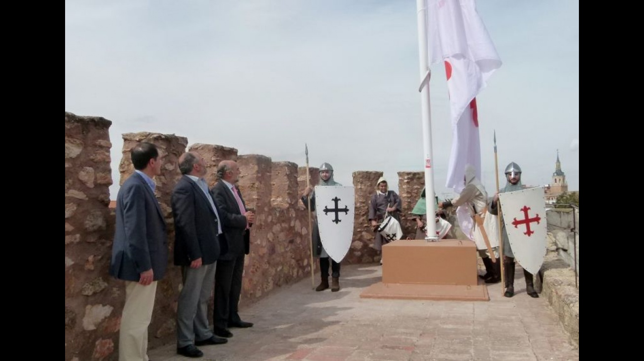 Momento del izado de la bandera de la Orden de Calatrava