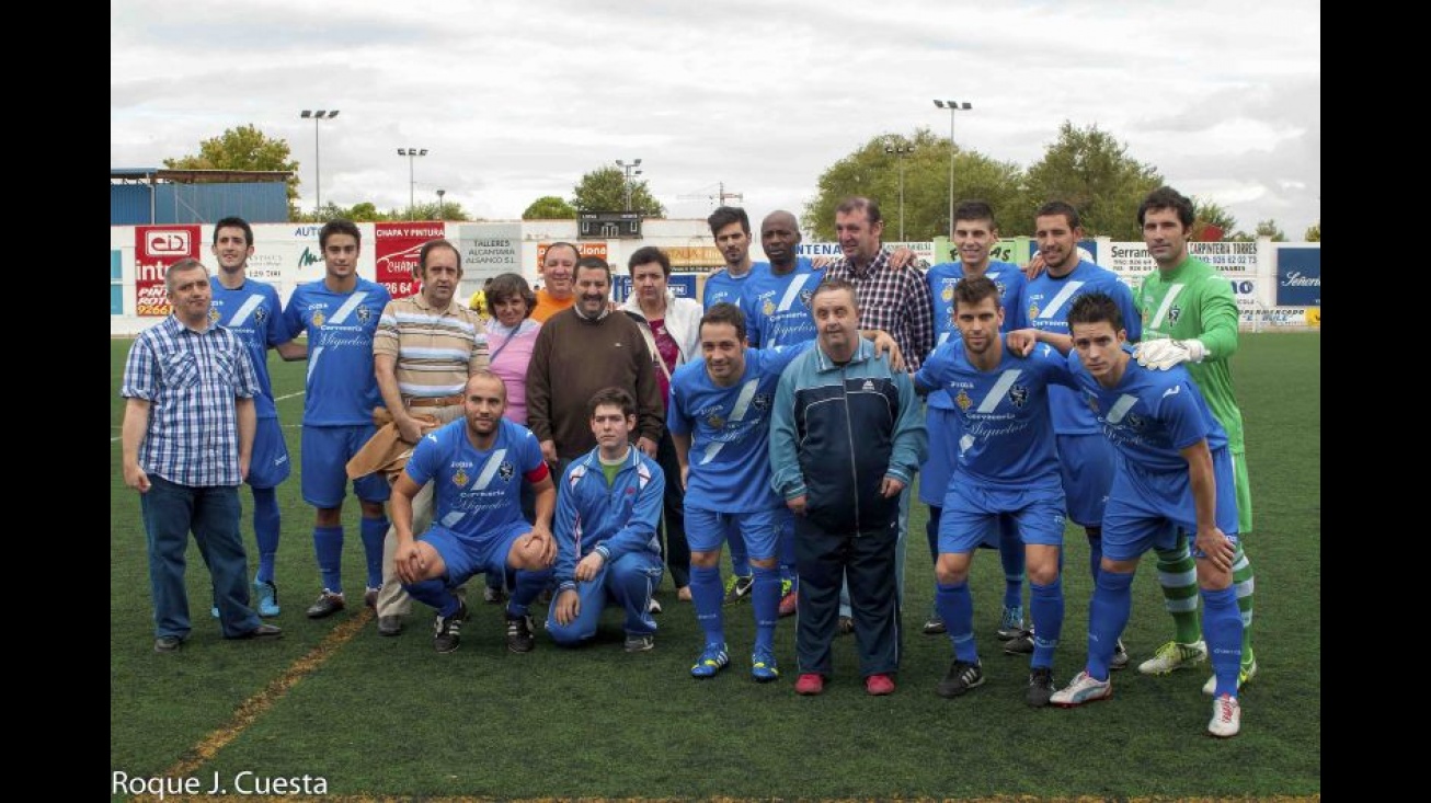 Usuarios del Centro Ocupacional junto al Manzanares CF. Foto: Roque J. Cuesta