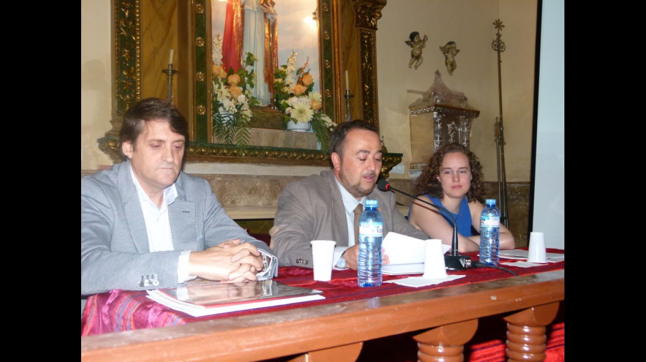 Juan Ramón Romero, Teodoro Sánchez-Migallón y Clara Almagro durante la mesa redonda