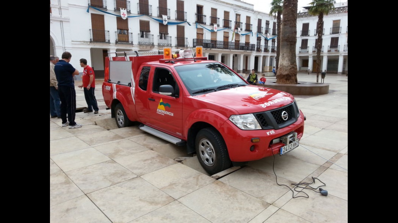 El inadecuado pavimento de la plaza cedió al paso de los bomberos