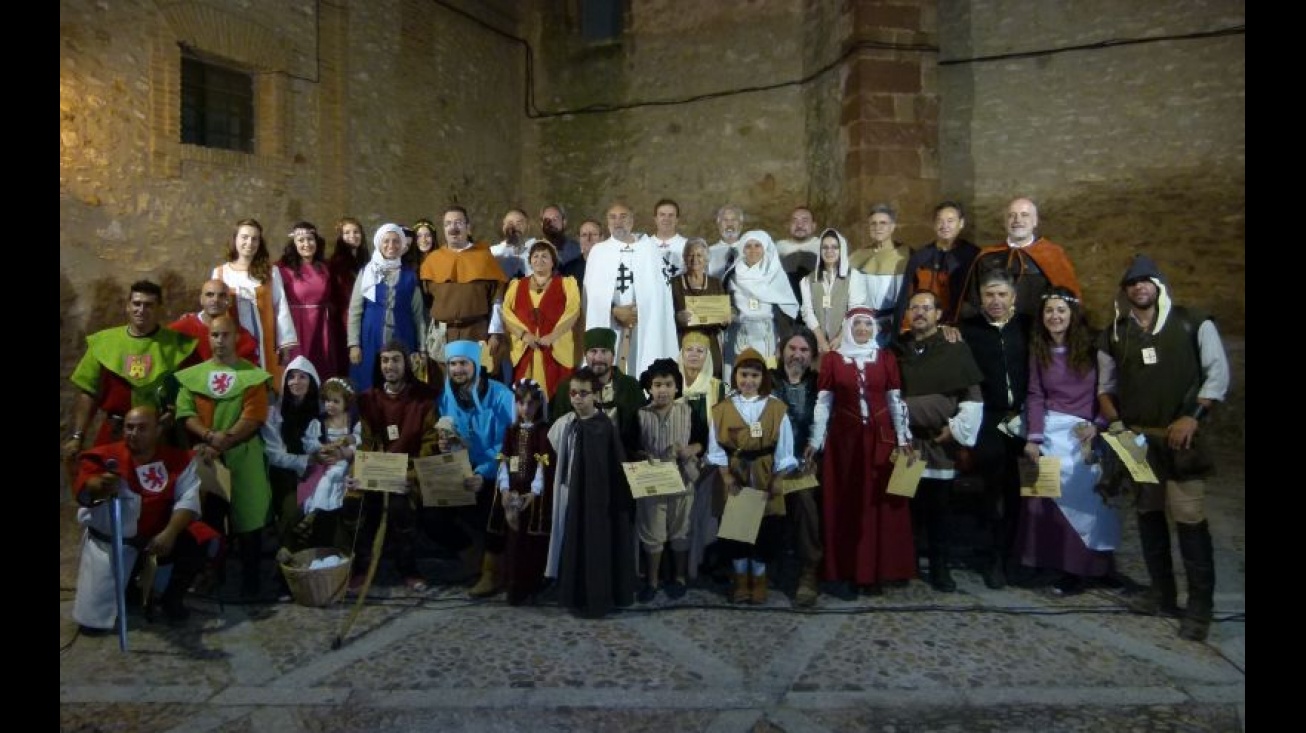 Fotografía conjunta de los ganadores de los concursos con las autoridades