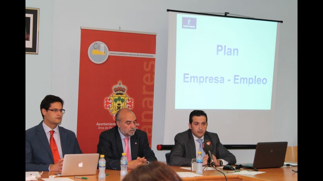 Presentación del proyecto a empresarios locales en el Centro Social del Nuevo Manzanares