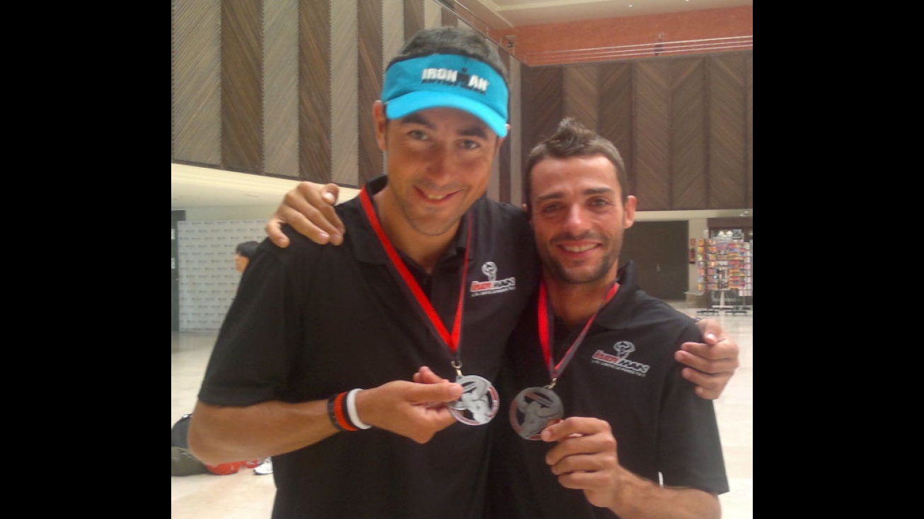 Navas y Calle en Huelva con sus medallas