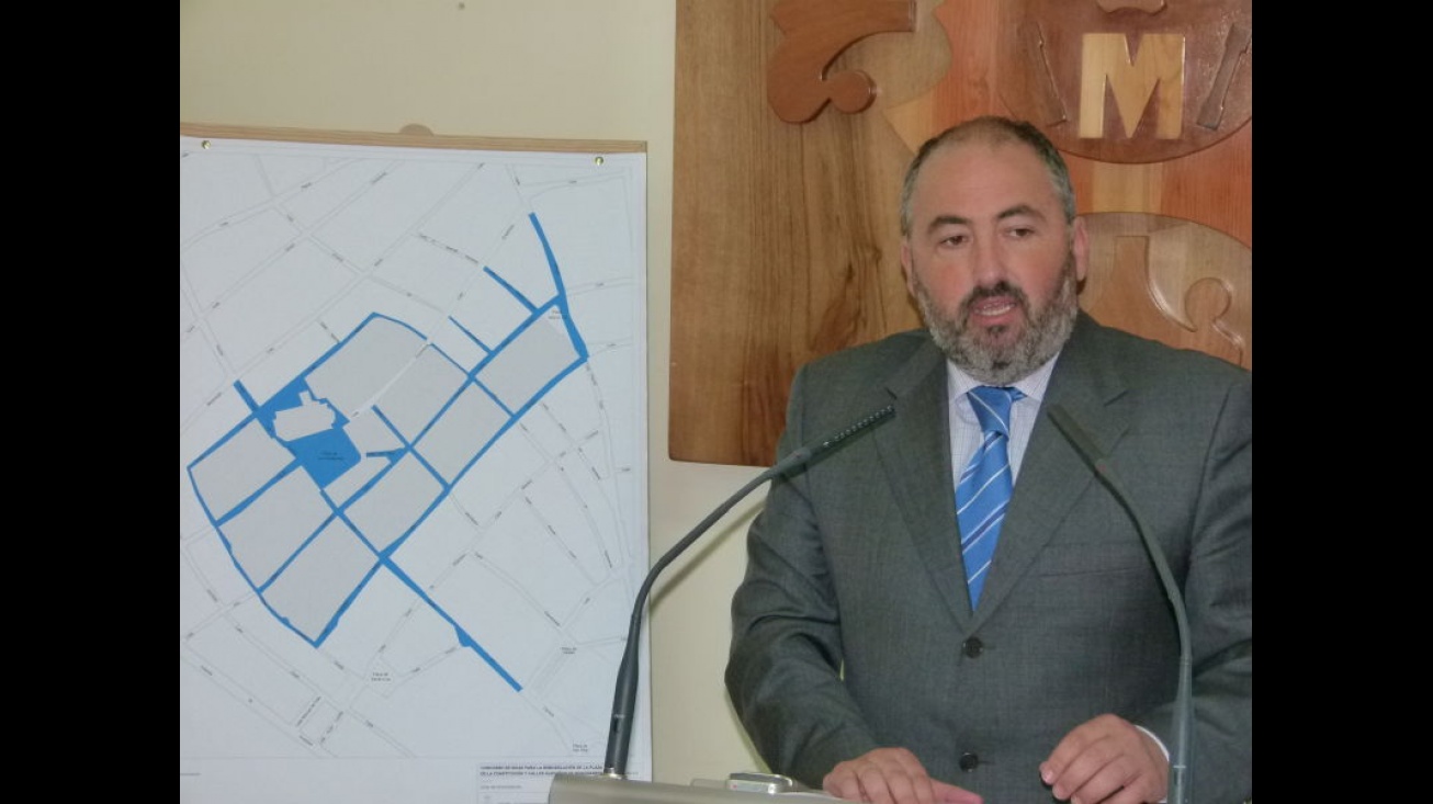 Alfonso Mazarro junto al plano de actuación de la remodelación