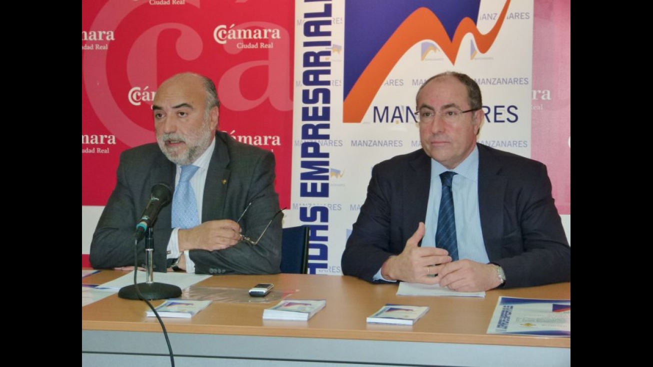 Antonio López de la Manzanara y Mariano León, en la Cámara de Comercio