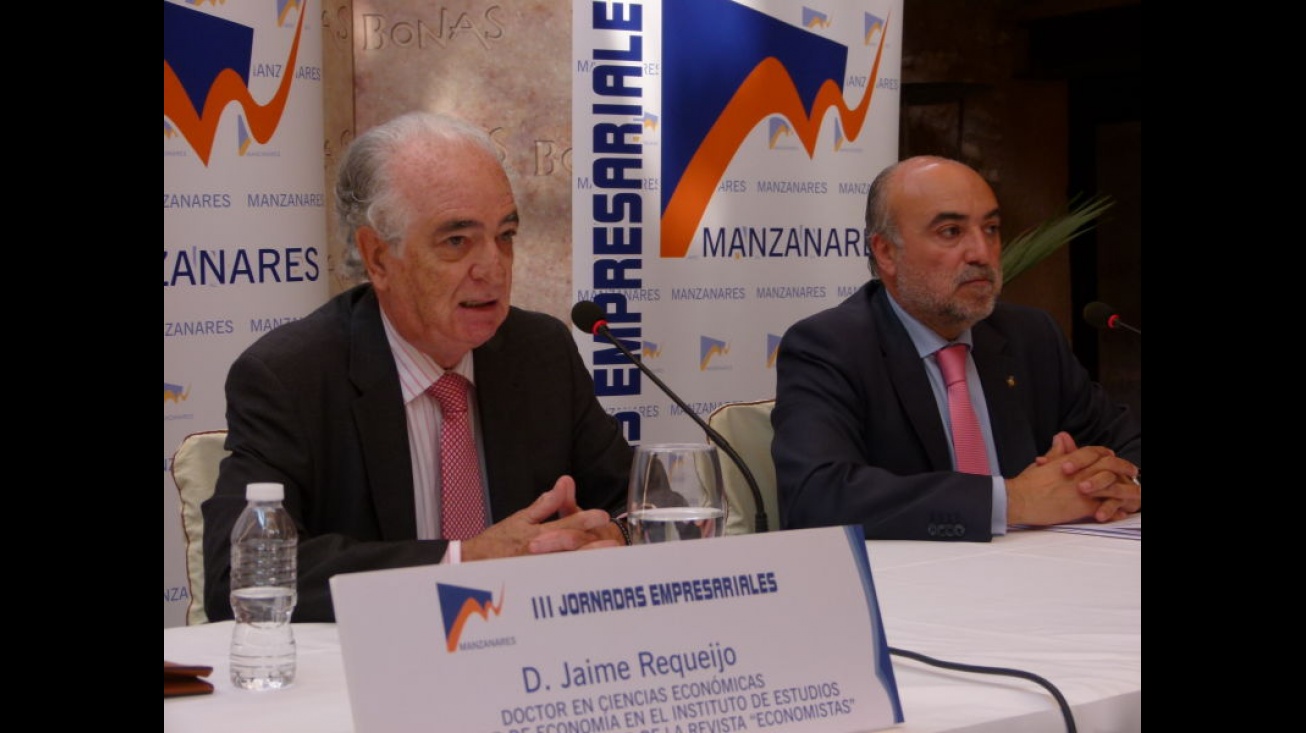 El Catedrático de Economía, Jaime Requeijo, con el alcalde de Manzanares