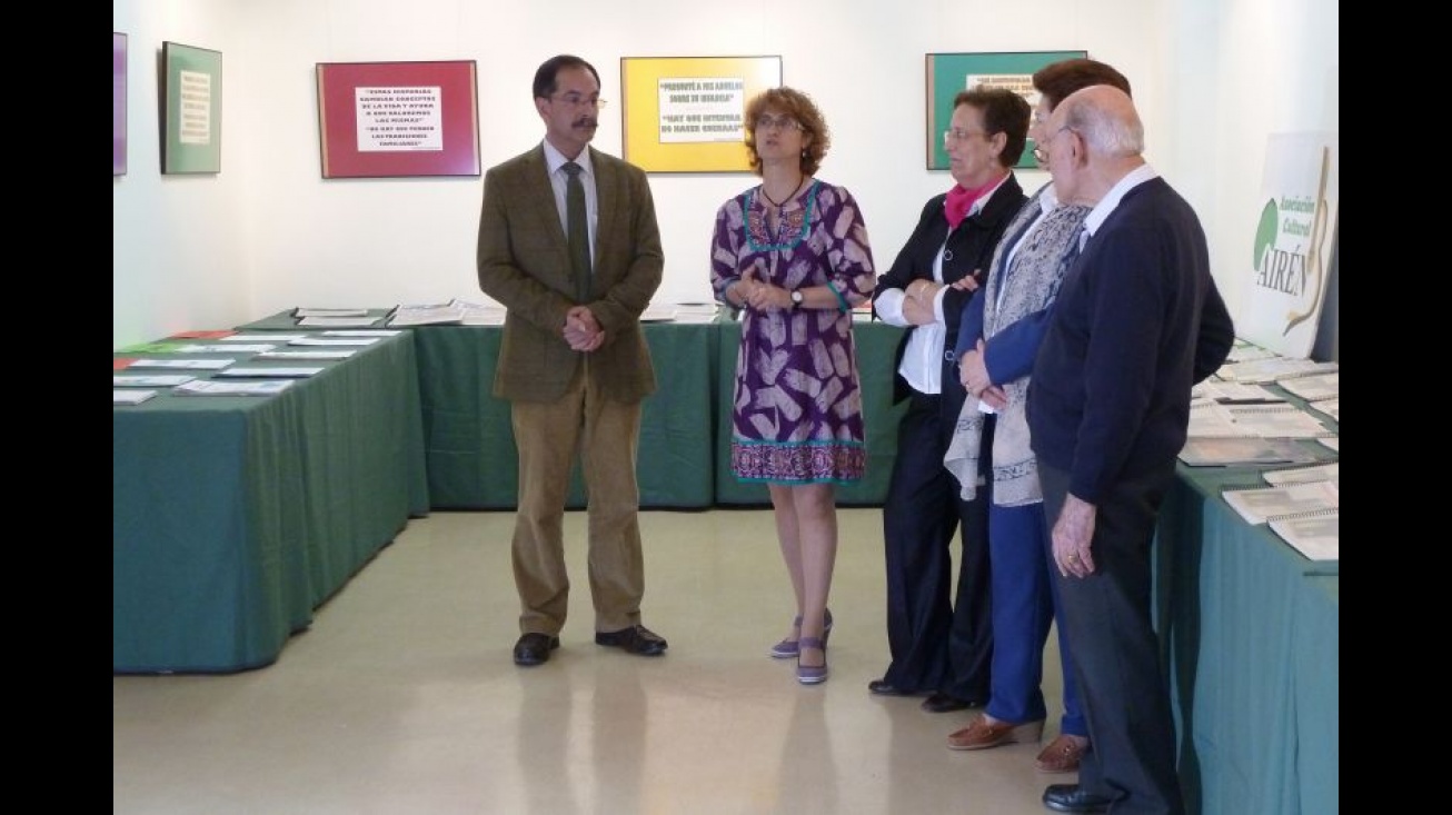 Visita del concejal de Cultura a la exposición junto a miembros de Airén