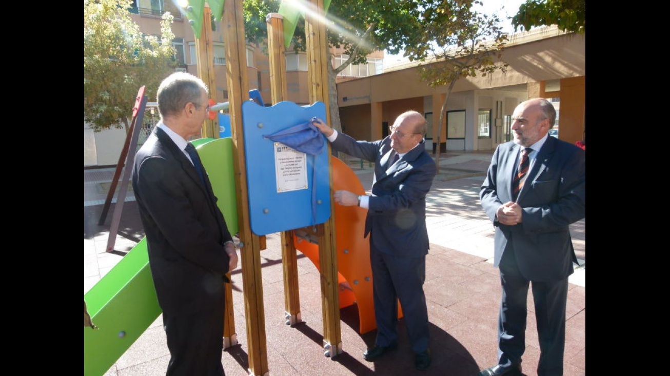 Momento de la inauguración del parque infantil del Nuevo Manzanares por el Subdelegado del Gobierno, Fernando Rodrigo