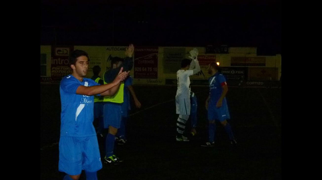 Tras el 5-0 a favor, los jugadores del Manzanares CF saludan a la afición al finalizar el partido