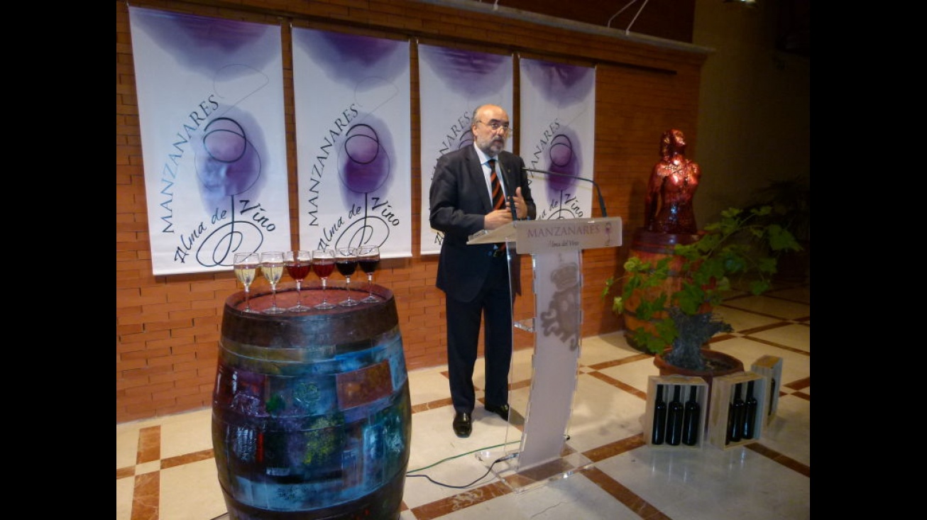 López de la Manzanara presentó la III edición de "Manzanares, Alma del Vino" en el Gran Teatro