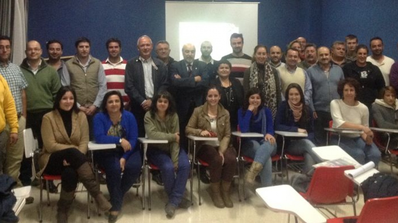 Foto de los participantes con autoridades y organizadores