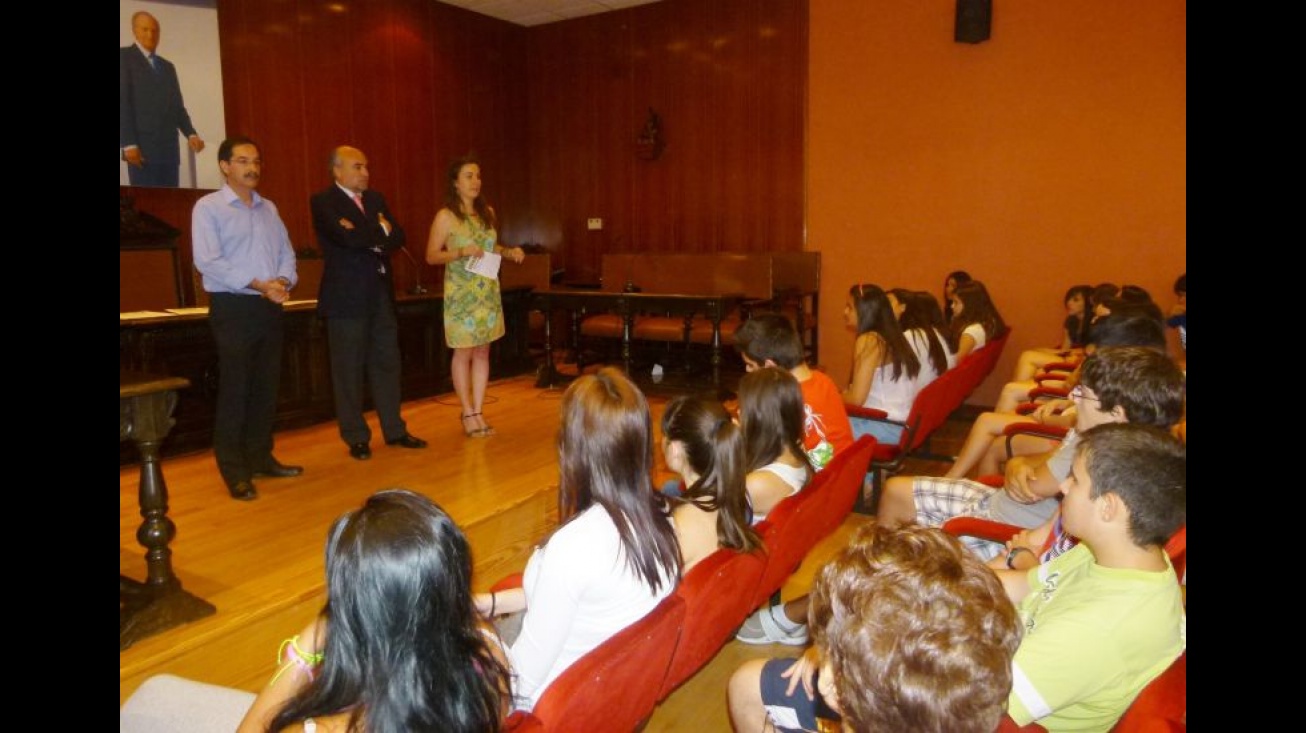 Foto del acto de entrega de carnets con los concejales de Educación y de Juventud junto al alcalde