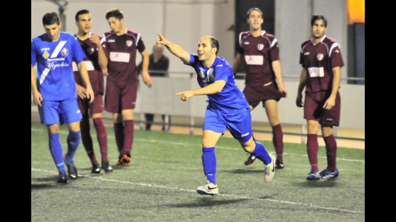 Edu Corrales celebra el segundo tanto del Manzanares CF. Foto: Roque J. Cuesta