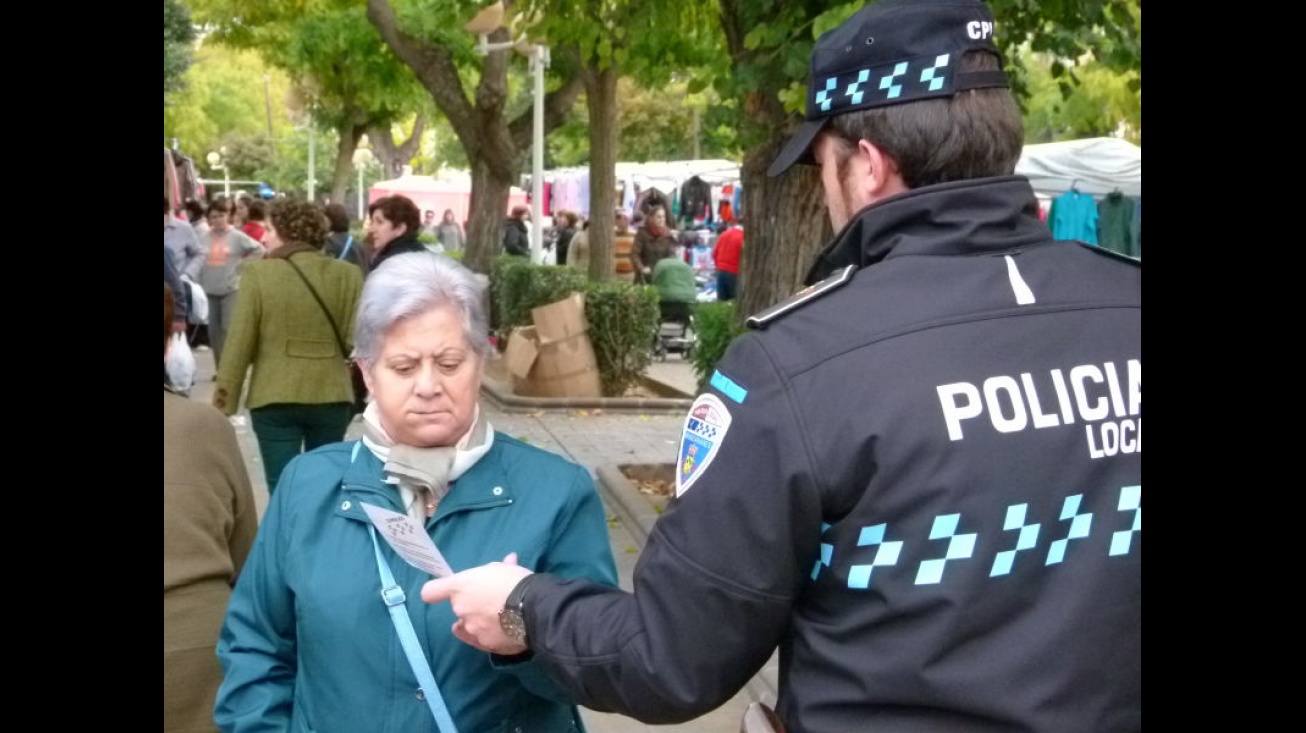 Agentes de la Policía Local entregaron folletos con consejos en el mercadillo