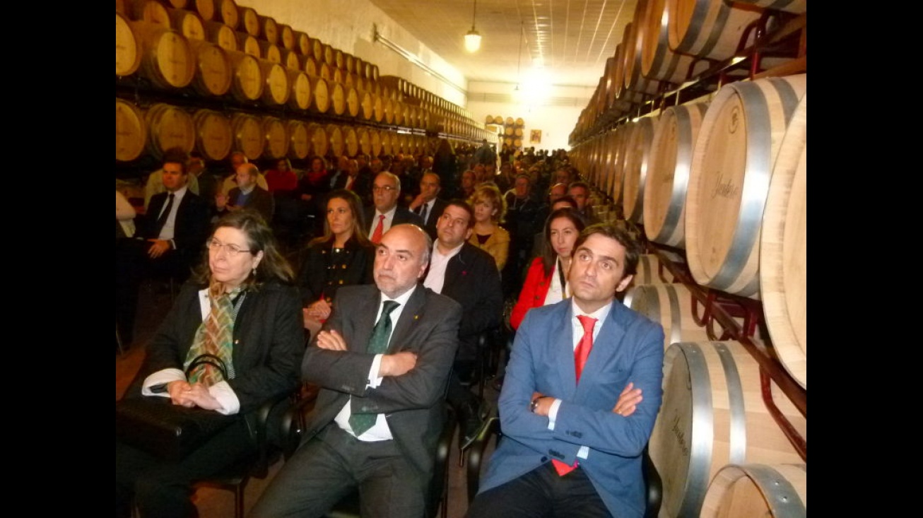 La Coordinadora Provincial de Agricultura, el alcalde y el Director General de Agricultura, en la inauguración de las Jornadas "Alma del Vino"