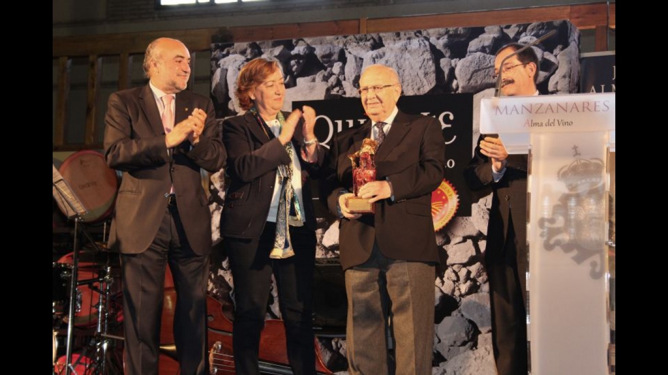 La Consejera de Agricultura entregó el reconocimiento a Antonio Mendiola. Foto: Carlos Caba