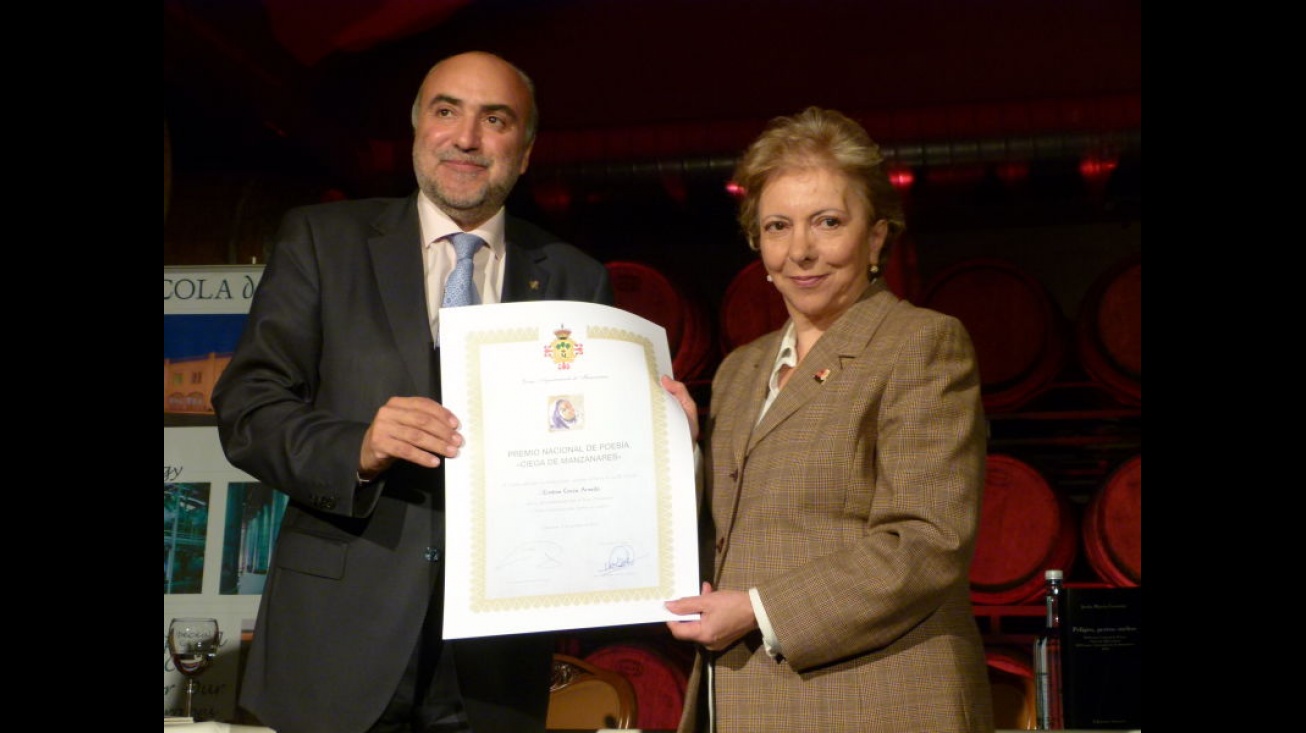 El alcalde entregó el premio nacional de poesía "Ciega de Manzanares" a Cristina Cocca