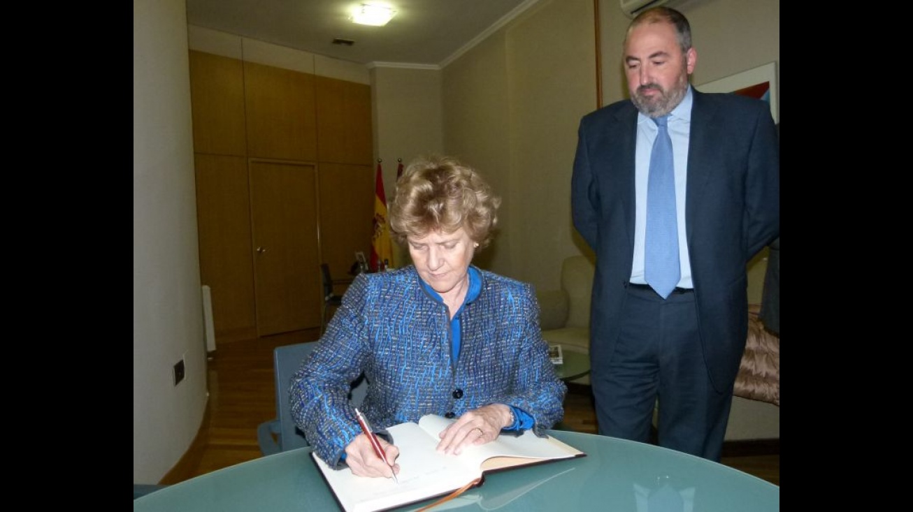 La Defensora del Pueblo, Soledad Becerril, firmó en el libro de honor de Manzanares