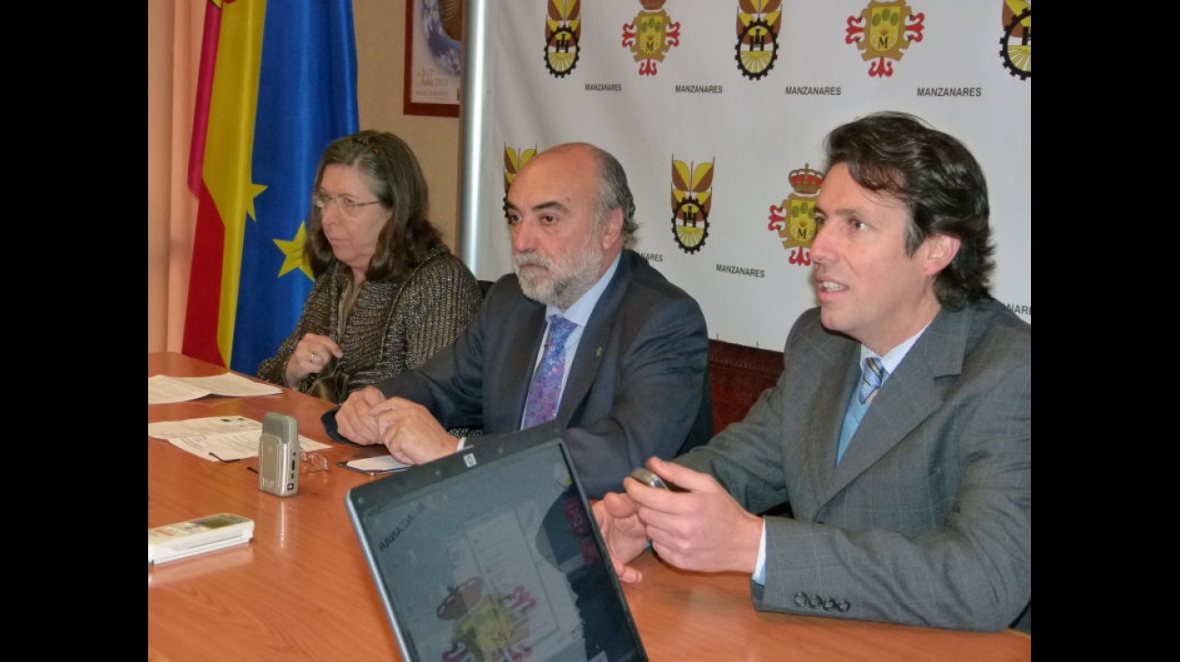 Inauguración del curso sobre cultivo del azafrán. Pilar Vargas, Antonio López de la Manzanara y Esaú Martínez.