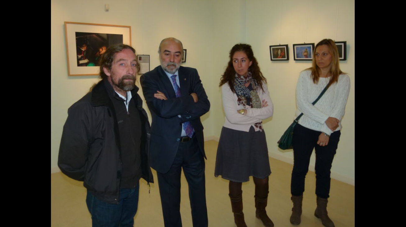 Manuel Ruiz Toribio, autor de las fotografías, durante la inauguración de la exposición