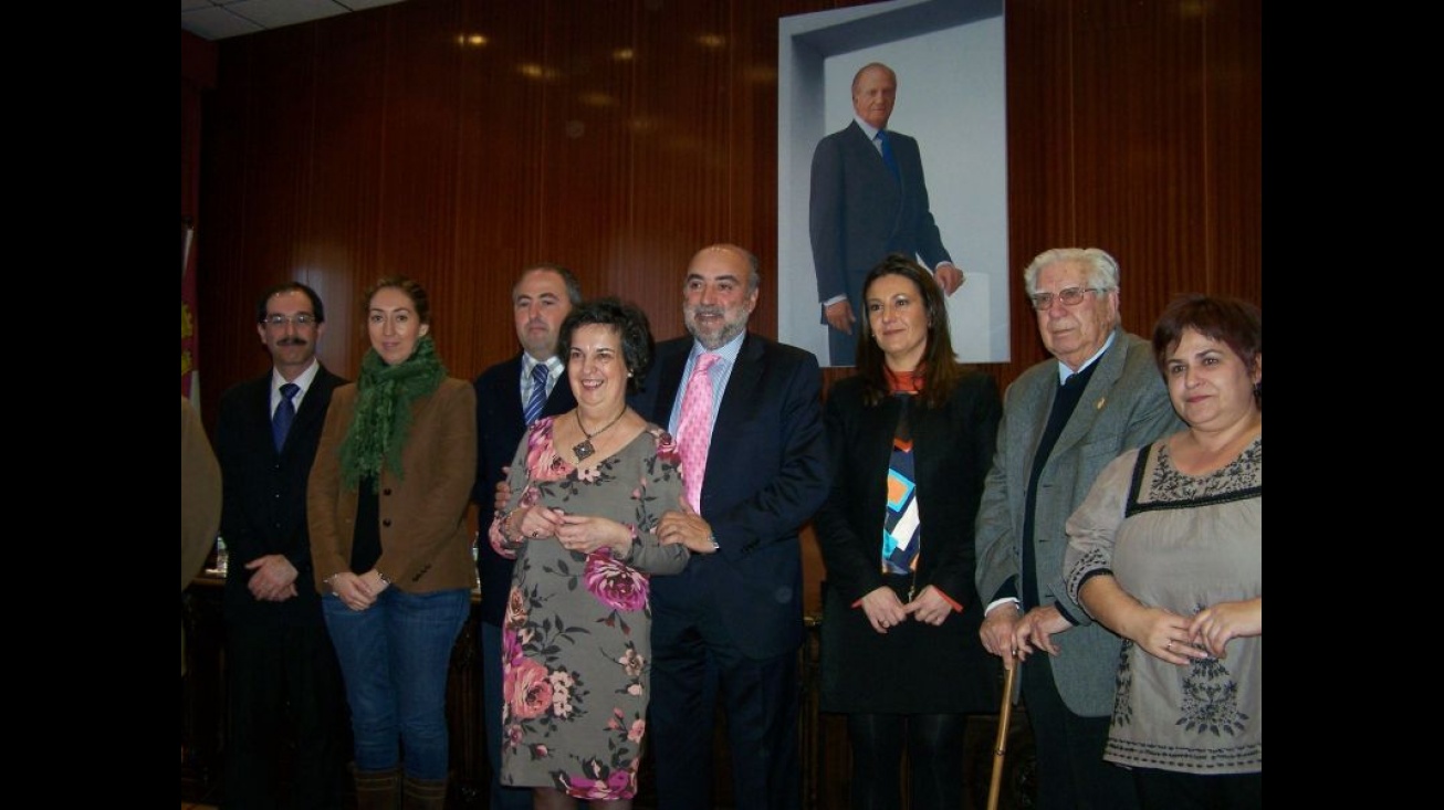 Marisa Acevedo, junto a miembros del equipo de gobierno, con motivo del homenaje por su jubilación en enero de 2012