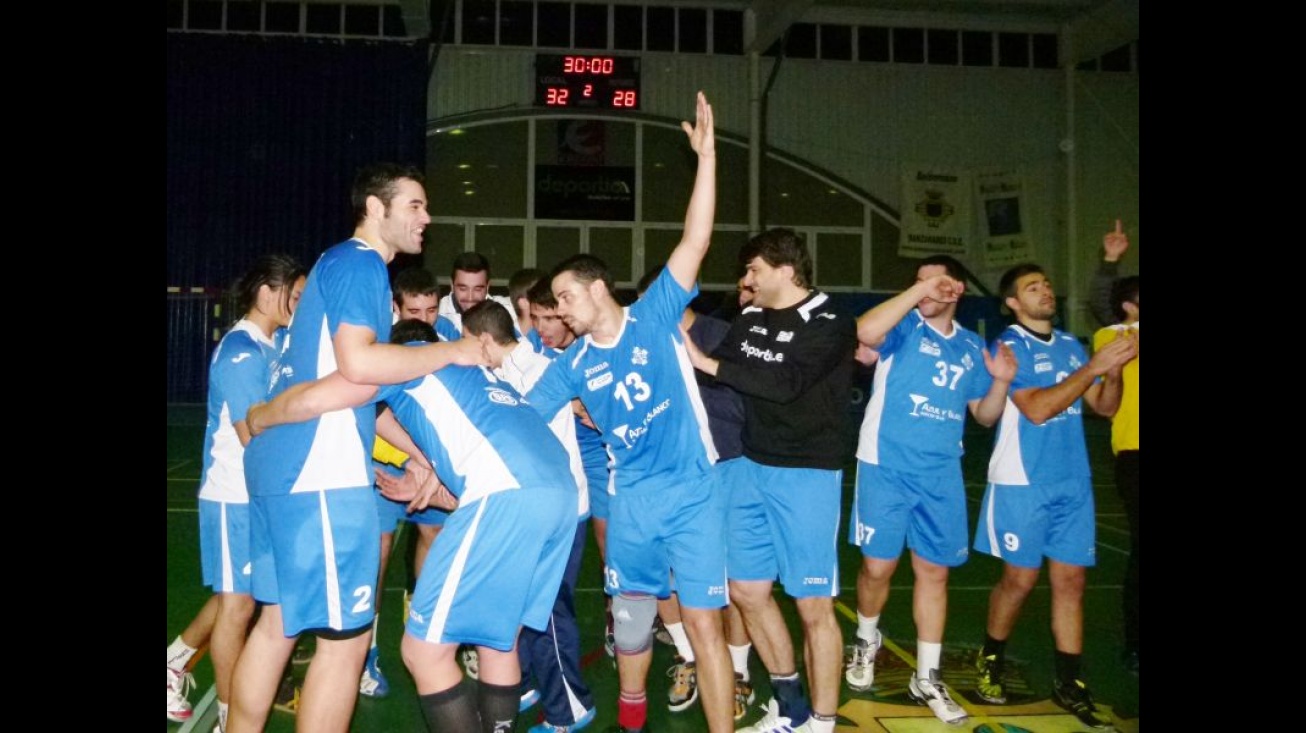 Los jugadores del BM Manzanares celebran la victoria ante el Cátedra 70