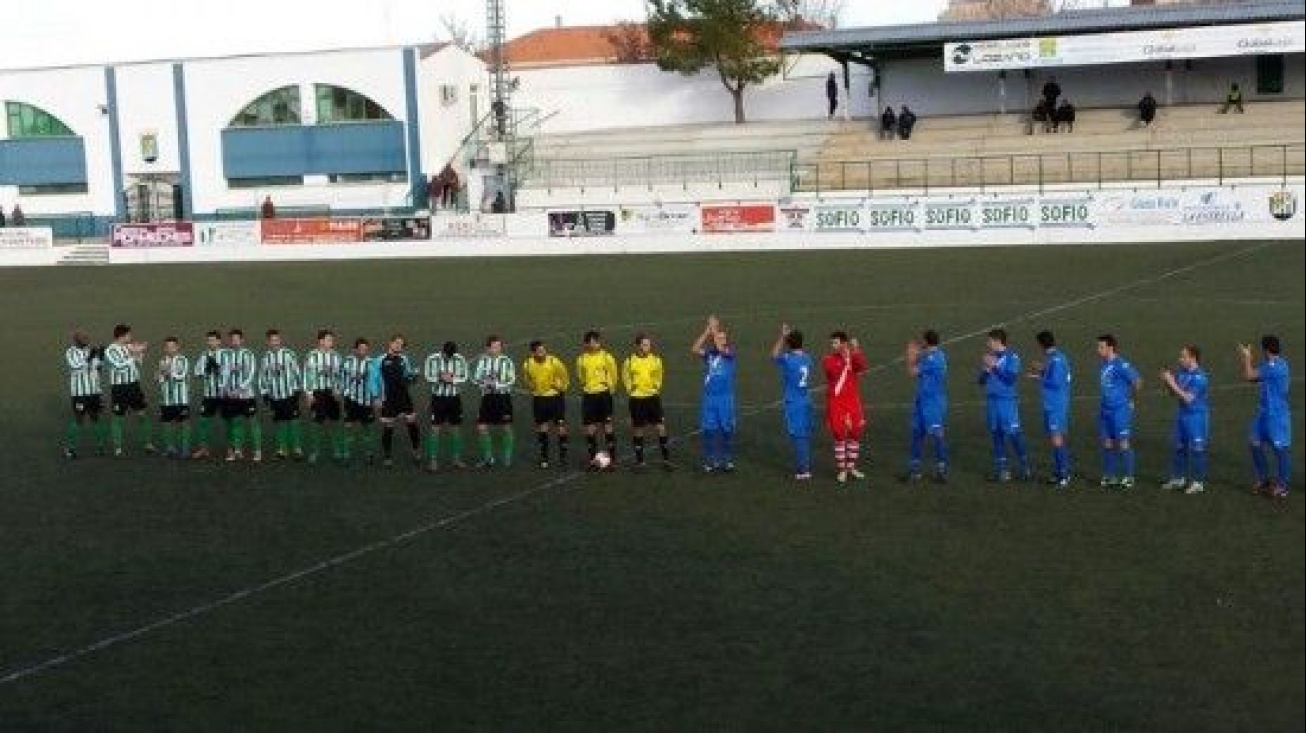 Saludo de los equipos en Quintanar del Rey. Foto: eldeporteconquense.com