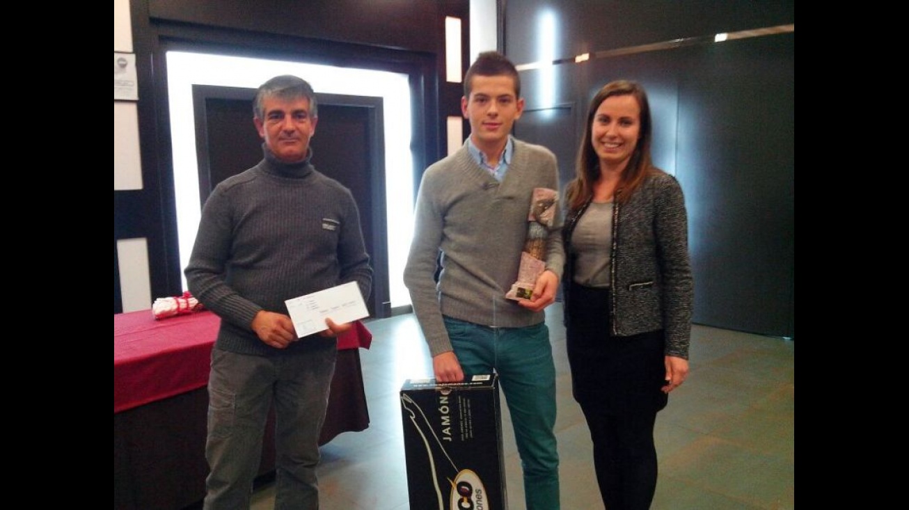 Manuel Blanco recibió una placa de su club en reconocimiento a su título de Campeón de España Sub 18