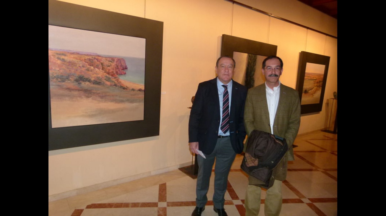 Salvador Patón, junto al concejal de Cultura en la inauguración de la exposición