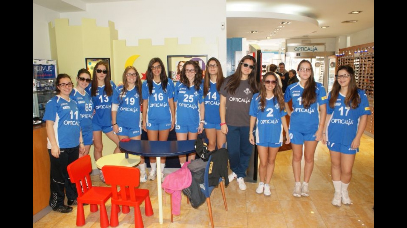 Las jugadoras del BM Opticalia Manzanares, con su patrocinador