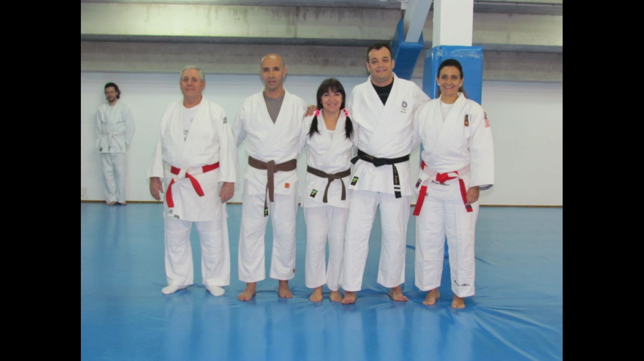 Jesús Daniel Herreros, María José Patón y Jorge Juan Morales posan entre los maestros José Cañizares y Paqui Moreno