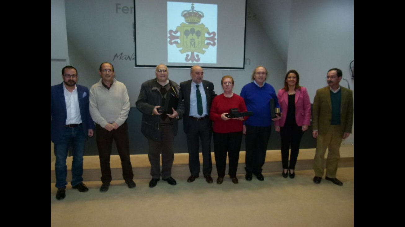 Representantes del equipo de gobierno y de los trabajadores junto a los empleados jubilados