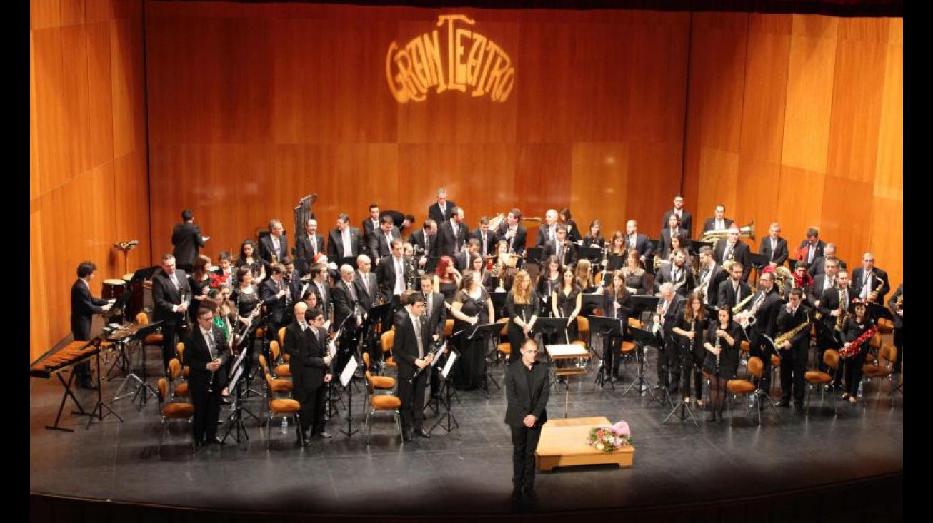 Saludo final de la banda "Julián Sánchez-Maroto", con Pedro Delegido al frente