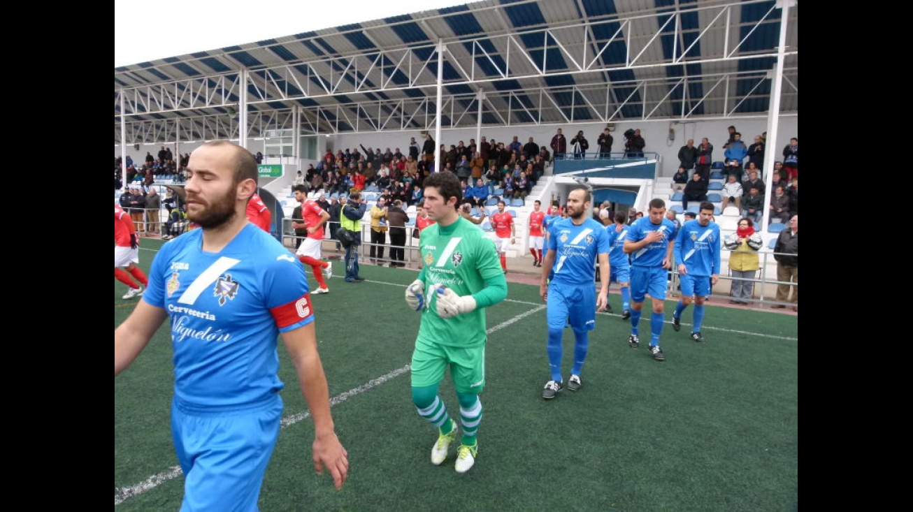 Salida al terreno de juego de ambos equipos