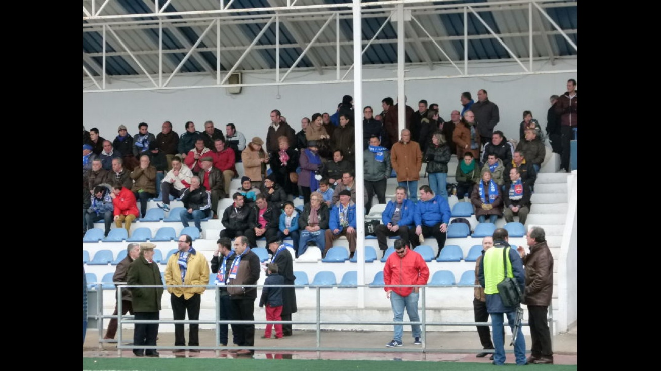 Tribuna del "José Camacho" con numerosos aficionados de Puertollano