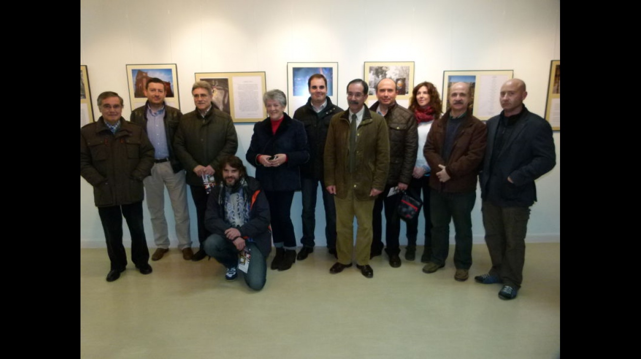 Participantes en la muestra junto al concejal de Cultura