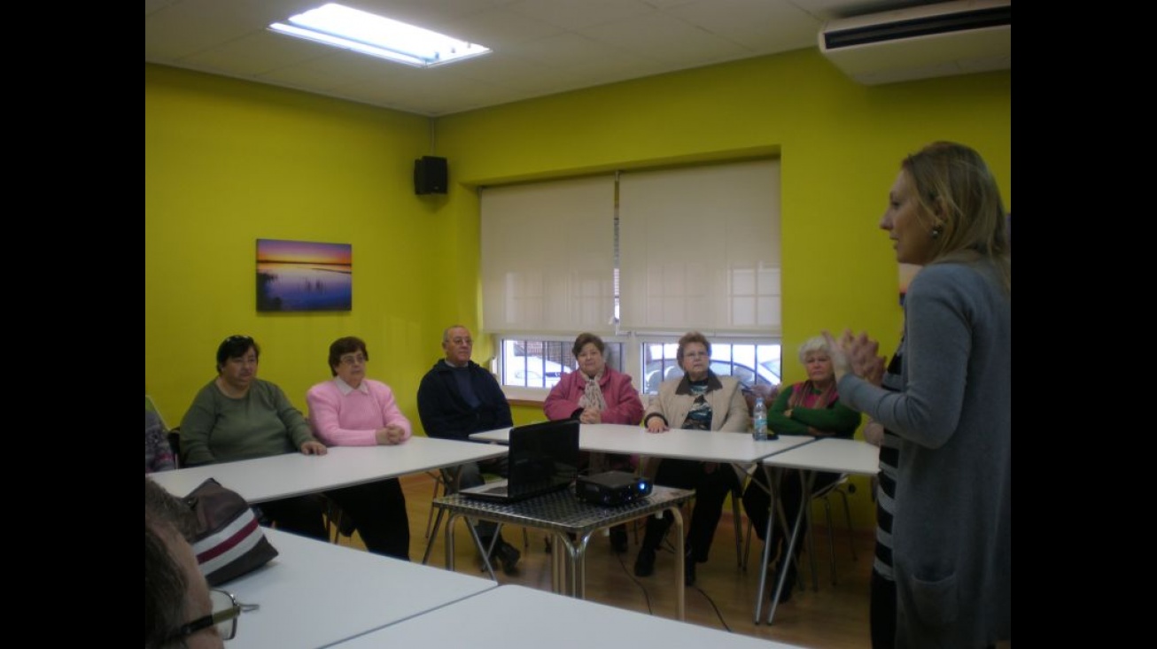 Momento de una de las sesiones del curso "Entre nosotras" en el Centro de Mayores"