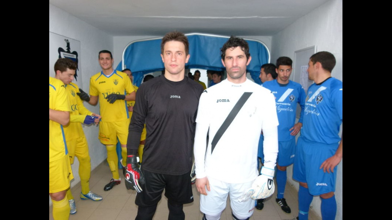 Ruiz Caba (izquierda) y Torrente (derecha), dos grandes porteros de Manzanares, antes del partido en el que el primero acabó lesionado