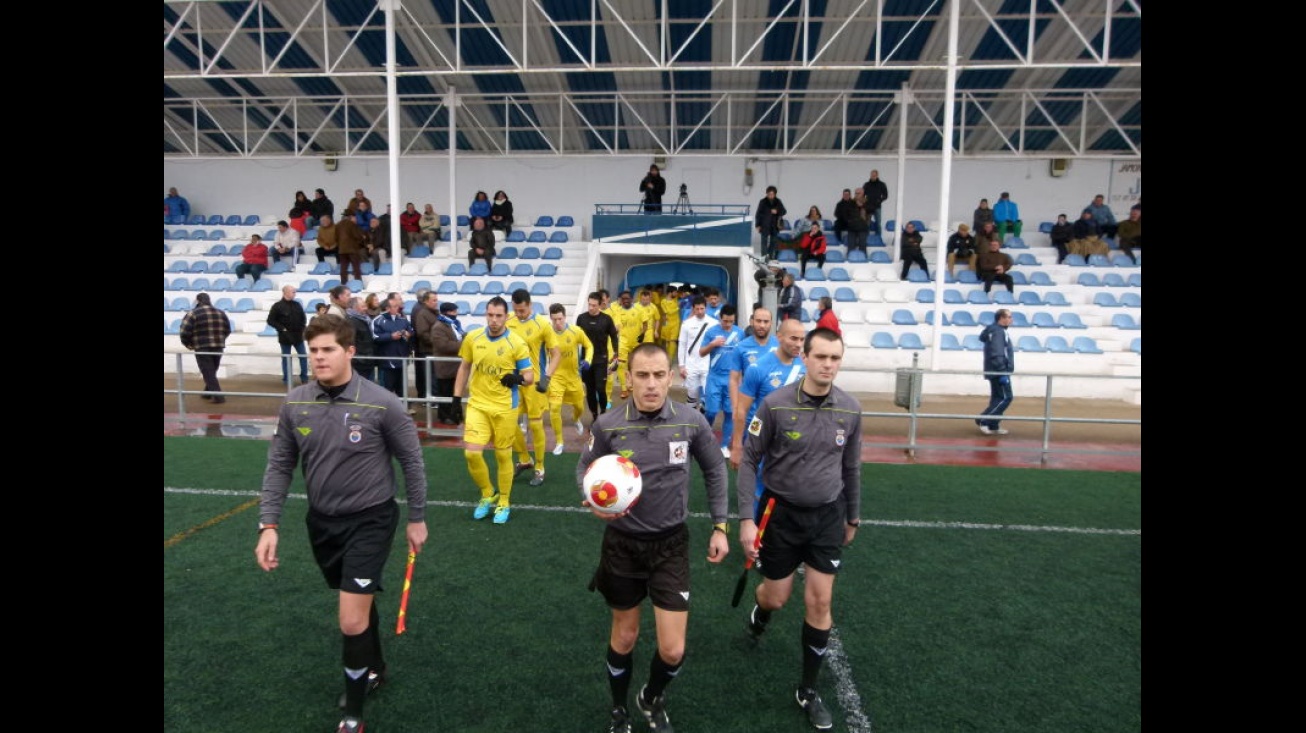 Salida de los equipos al terreno de juego. El colegiado, Sevilla Lérida, hizo un buen arbitraje