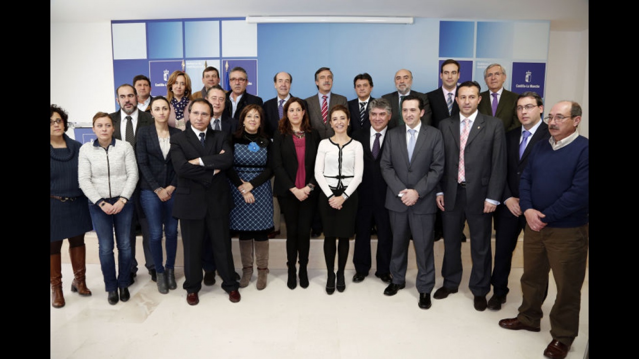 Foto conjunta de los alcaldes firmantes del convenio junto a la Consejera de Fomento